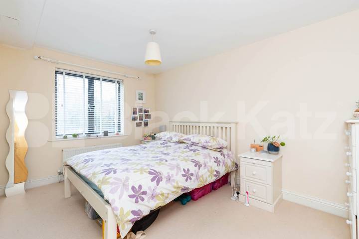 3 bed 2 bathroom property located within a gated developement in Holloway Tollington Way, Holloway